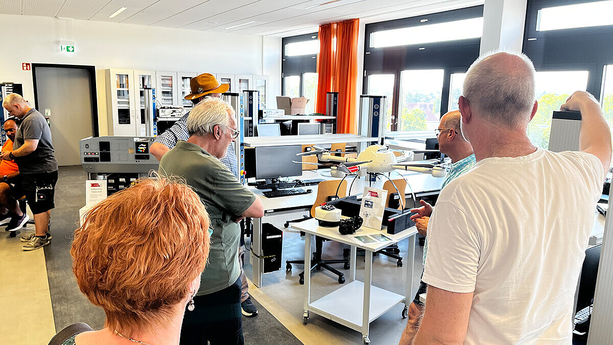 Besucher:innen der Engineering Night besichtigen ein Labor