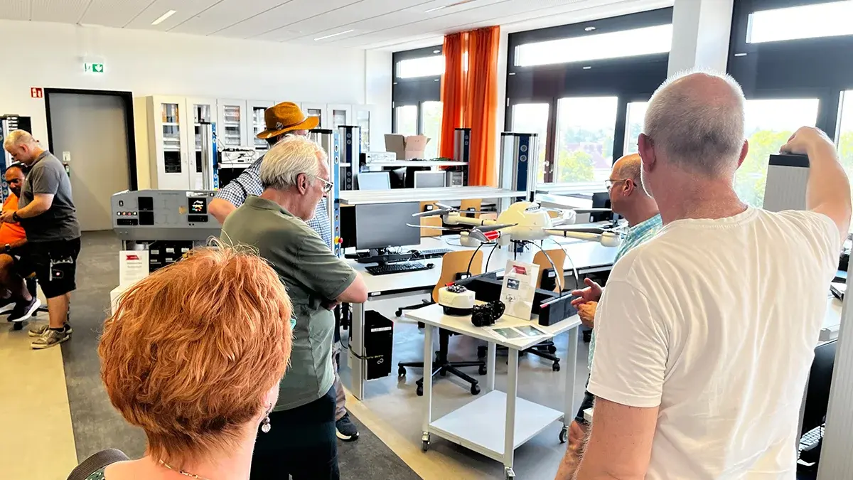 Besucher:innen der Engineering Night besichtigen ein Labor