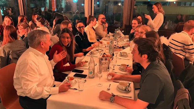 Oberbürgermeister Gert-Uwe Mende im Austausch mit Studierenden