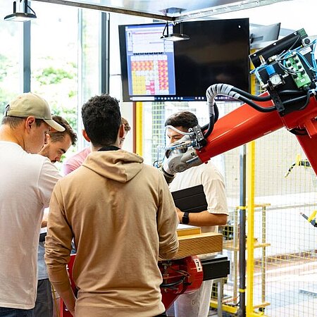 Studierende im Robotiklabor
