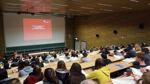 Prof. Dr. Jost begrüßt die neuen Studierenden des Fachbereichs Ingenieurwissenschaften © Hochschulkommunikation | Hochschule RheinMain