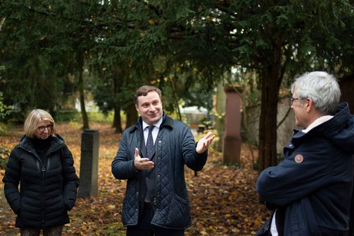 Dr. Brigitte Streich, Prof. Dr. Dr. Alexander Moutchnik (mi.) und Dr. Martin Mayer auf dem Alten Friedhof in Wiesbaden.