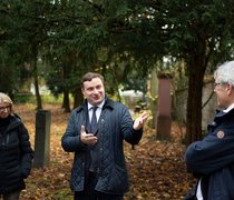 Dr. Brigitte Streich, Prof. Dr. Dr. Alexander Moutchnik (mi.) und Dr. Martin Mayer auf dem Alten Friedhof in Wiesbaden.
