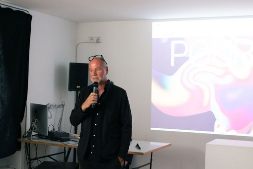 Prof. Börries Müller-Büsching eröffnet die Ausstellung des Studiengangs Kommunikationsdesign © Hochschulkommunikation | Hochschule RheinMain