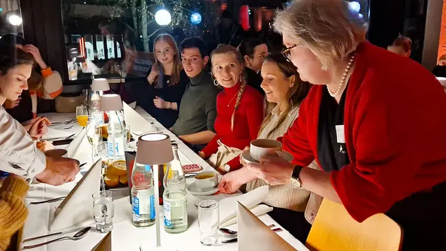 Die Präsidentin der Hochschule RheinMain Prof. Dr. Eva Waller serviert die Vorspeise