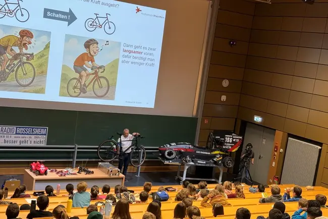 Am Fahrrad zeigt Prof. Kiefer, was die Schaltung verändert.