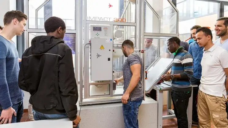 Studierende bei der Durchführung von Kerbschlagversuchen