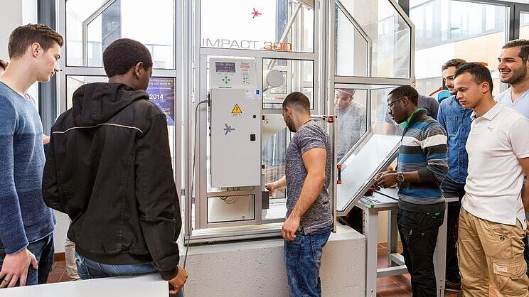 Kerbschlagversuch Studierende bei der Durchführung von Kerbschlagversuchen