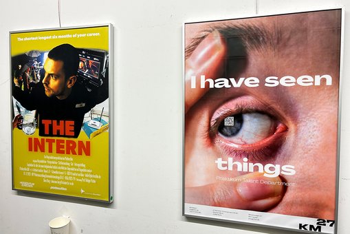 Zwei Plakate der Semesterausstellung im Studiengang Kommunikationsdesign