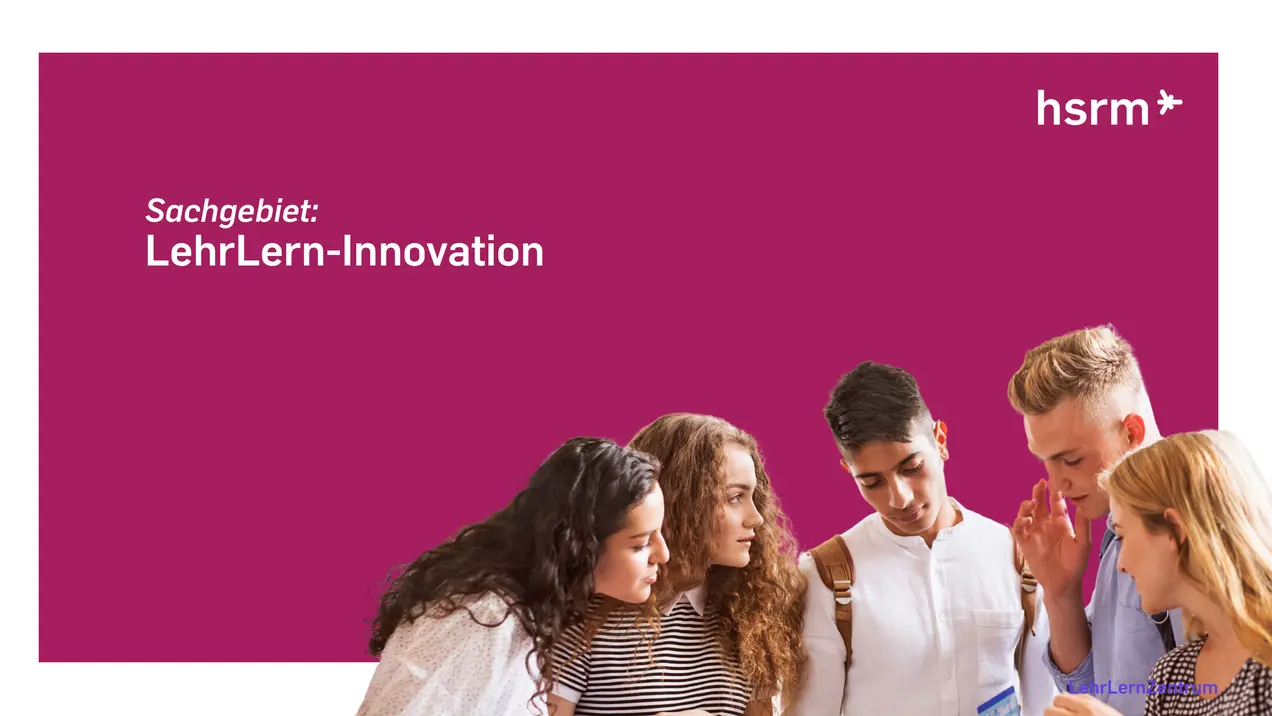Ein paar junge Erwachsene stehen zusammen und diskutieren. Sie scheinen interessiert und engagiert. Im Hintergrund steht der Text: „Sachgebiet: LehrLern-Innovation“ und das Logo von hsrm. Die Atmosphäre vermittelt gegenseitige Unterstützung und Austausch von Ideen.