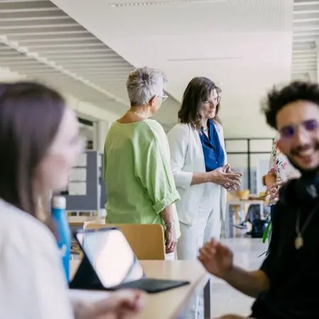 Personen im Foyer