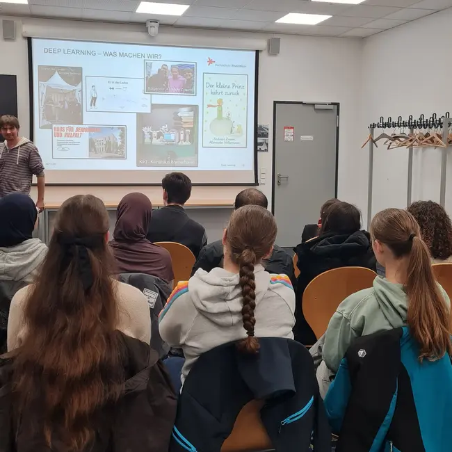 Prof. Dr. Andreas Zinnen zeigt Beispiele, in denen wir KI eingesetzen. 