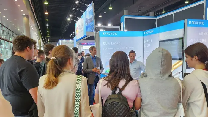 Schülerinnen und Schüler erkunden die Messe
