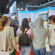 Schülerinnen und Schüler erkunden die Messe