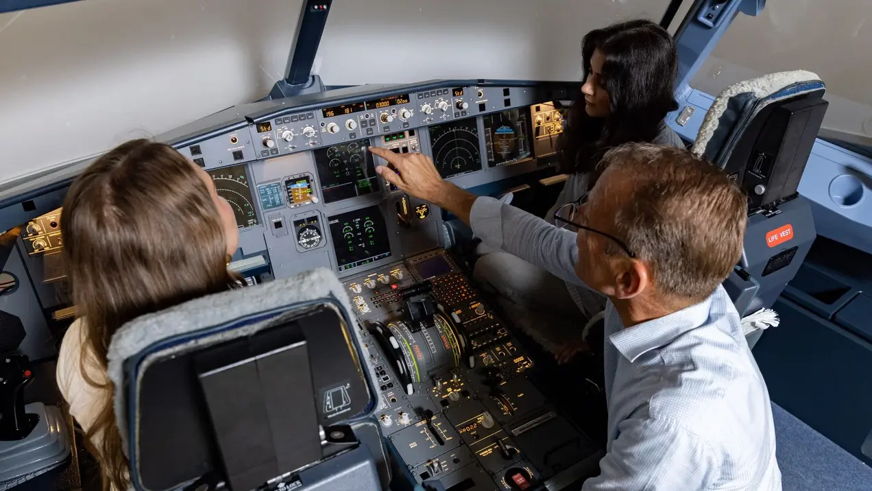 Ausbildung im Cockpit des Flugsimulators