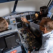 Ausbildung im Cockpit des Flugsimulators
