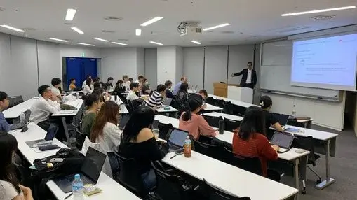 Prof. Dr. Alexander Eufinger bei einem seiner Vorträge in Japan. © Hochschule RheinMain