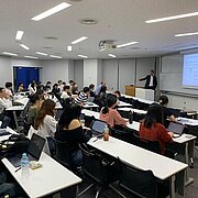 Prof. Dr. Alexander Eufinger bei einem seiner Vorträge in Japan. © Hochschule RheinMain