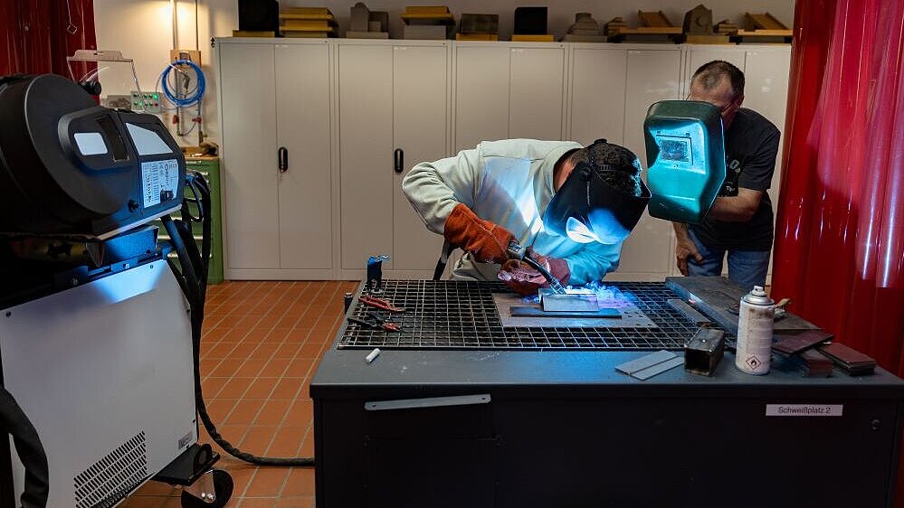 Schweißübung im Labor für Schweißtechnik Schweißübung im Labor für Schweißtechnik