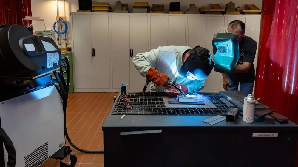 Schweißübung im Labor für Schweißtechnik