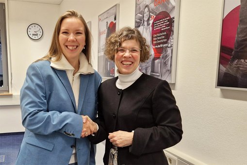 DAAD-Preisträgerin 2022 Iuliia Shilenkova mit Prof. Dr. Christiane Jost, Vizepräsidentin für Studium, Lehre und Internationales