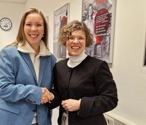 DAAD-Preisträgerin 2022 Iuliia Shilenkova mit Prof. Dr. Christiane Jost, Vizepräsidentin für Studium, Lehre und Internationales