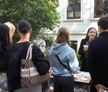 Schüler:innen beim Tag der offenen Tür des Fachbereichs Wiesbaden Business School