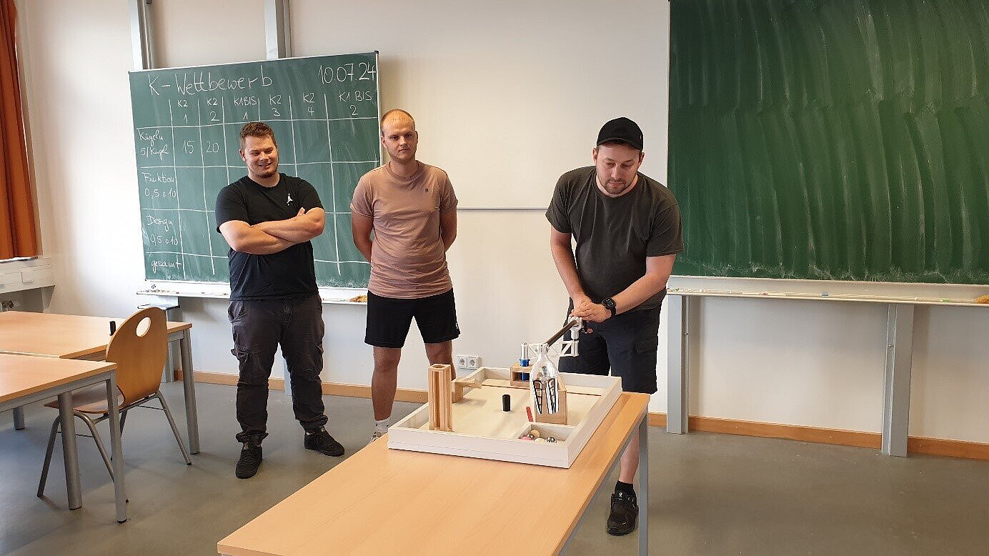 Das Gewinnerteam BIS 1 im Maschinenbau-Konstruktionswettbewerb 2024: Nico Kernst, Jan-Erik Laderick und Frederik Schatz (v. l.)