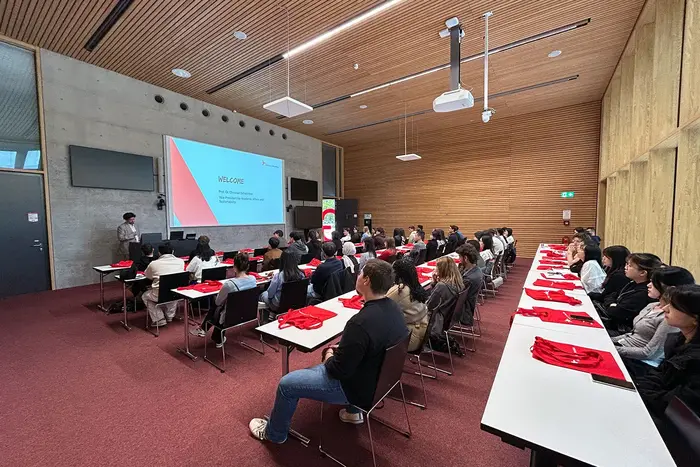 Vizepräsident Prof. Dr. Christian Schachtner begrüßt die Austauschstudierenden zum Wintersemester 2025/26