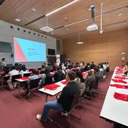 Vizepräsident Prof. Dr. Christian Schachtner begrüßt die Austauschstudierenden zum Wintersemester 2025/26