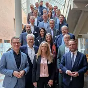 Gruppenfoto der Mitglieder des Promotionszentrums „Systemintegrierte Ingenieurwissenschaft“ mit dem Hessischen Wissenschaftsminister Timon Gremmels