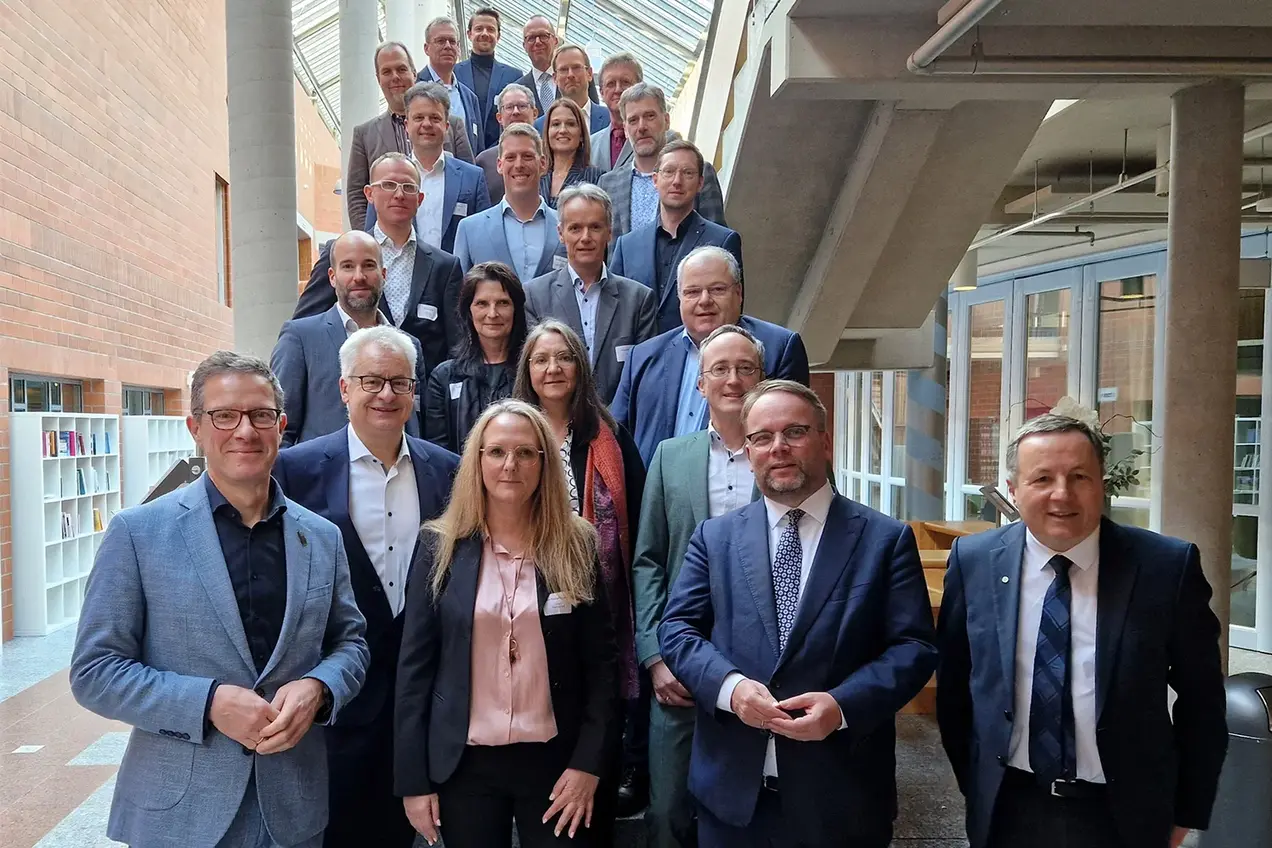Gruppenfoto der Mitglieder des Promotionszentrums „Systemintegrierte Ingenieurwissenschaft“ mit dem Hessischen Wissenschaftsminister Timon Gremmels