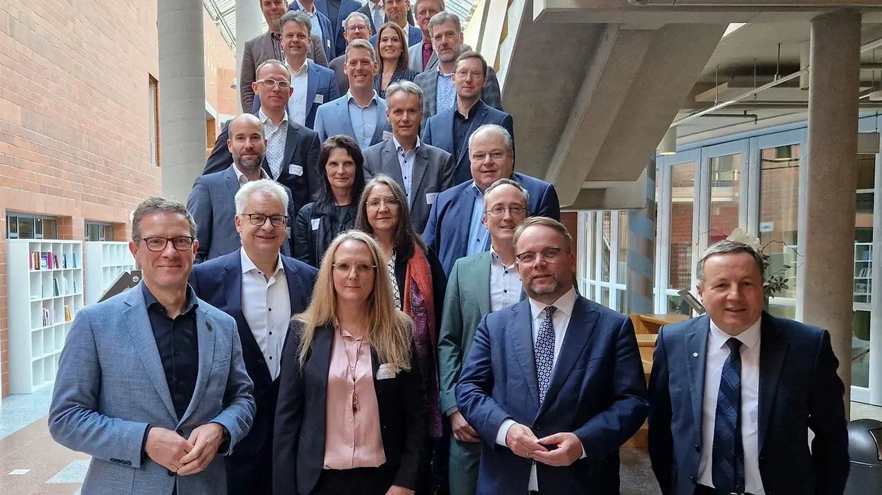 Gruppenfoto der Mitglieder des Promotionszentrums „Systemintegrierte Ingenieurwissenschaft“ mit dem Hessischen Wissenschaftsminister Timon Gremmels