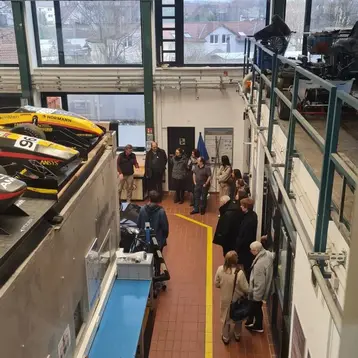 Prof. Dr. Werner Eißler gewährt den Gästen einen Blick in die Fahrzeughalle.