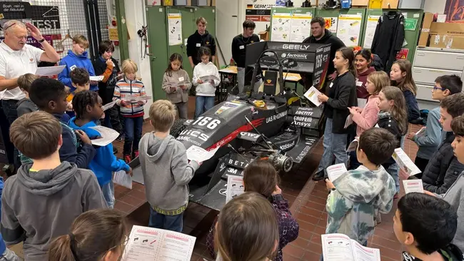 Suchrätsel: In der Scuderia Mensa Werkstatt muss der Nachwuchs verschiedene Teile finden, um das Lösungswort zu erhalten.