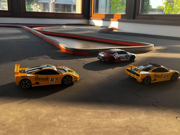 Rennautos auf der Versuchsrennbahn