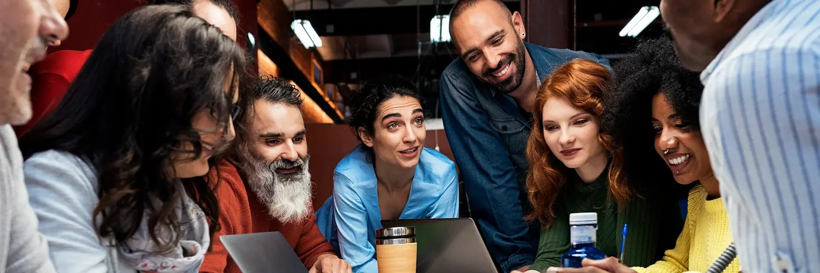 Gruppe von Menschen an Arbeitstisch Gruppe von Menschen an Arbeitstisch