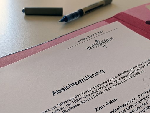 Die Urkunde zur Absichtserklärung für die Stärkung des Gesundheitsstandortes Wiesbaden | Foto: © Landeshauptstadt Wiesbaden
