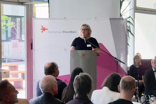 Hochschulpräsidentin Prof. Dr. Eva Waller begrüßt die Teilnehmenden der akademischen Feier. 