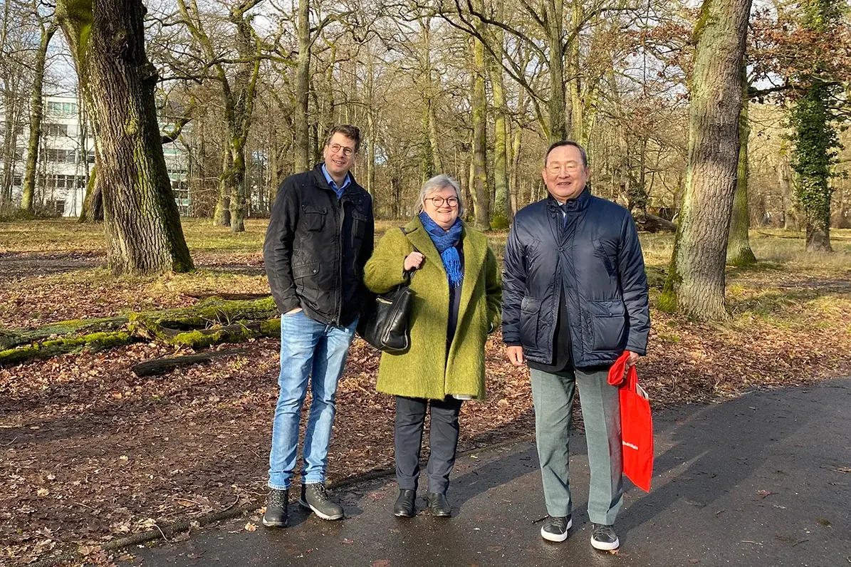 Prof. Dr. Claus-Peter Ernst, Prof. Dr. Eva Waller and Dr. Byong-Jin You exploring the campus