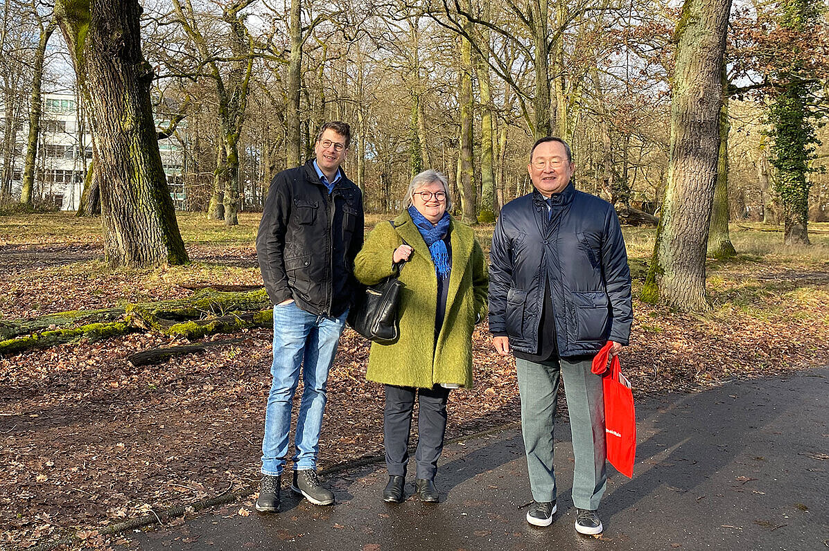 Prof. Dr. Claus-Peter Ernst, Prof. Dr. Eva Waller und Dr. Byong-Jin You laufen über den Campus