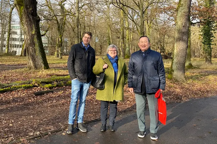 Prof. Dr. Claus-Peter Ernst, Prof. Dr. Eva Waller und Dr. Byong-Jin You laufen über den Campus