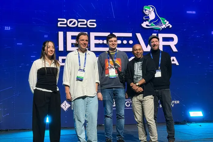 Cecilia Halbritter, Prof. Dr. Martin Weier, Jérôme Kudnick, Bipul Mohanto (Universität Rostock) und Jens Maiero (Leibniz-Institut für Wissensmedien Tübingen) auf der Bühne der IEEE VR
