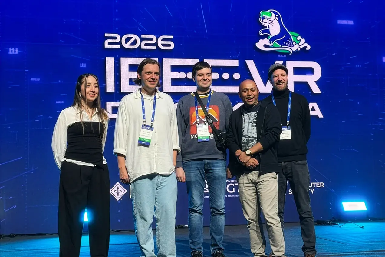 Cecilia Halbritter, Prof. Dr. Martin Weier, Jérôme Kudnick, Bipul Mohanto (Universität Rostock) und Jens Maiero (Leibniz-Institut für Wissensmedien Tübingen) auf der Bühne der IEEE VR