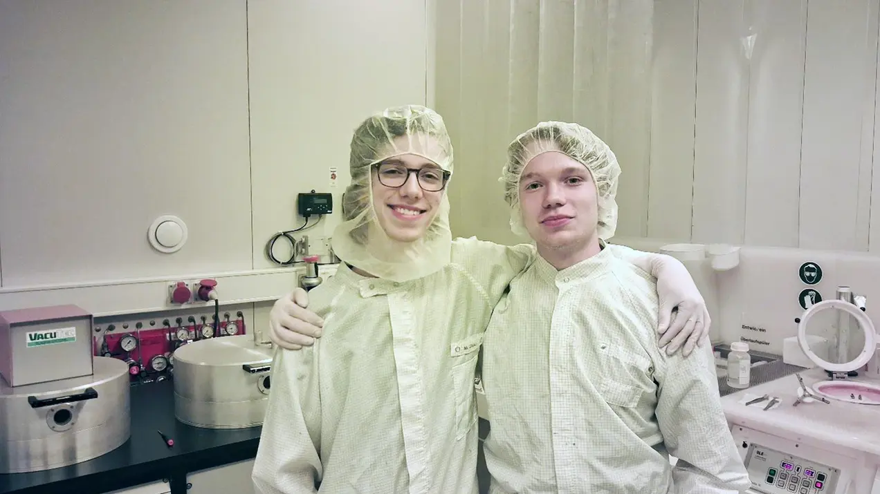 Bereit für die Mikrostrukturierung: Danny und Henry vom Stauffenberg-Gymnasium Flörsheim in voller Reinraum-Montur.