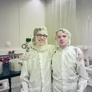 Bereit für die Mikrostrukturierung: Danny und Henry vom Stauffenberg-Gymnasium Flörsheim in voller Reinraum-Montur.