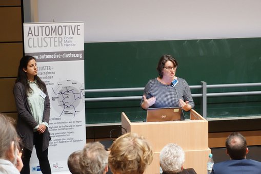 Prof. Dr. Petra Schäfer von der Frankfurt University of Applied Sciences (re.) und Masterstudentin Dana Stolte. 