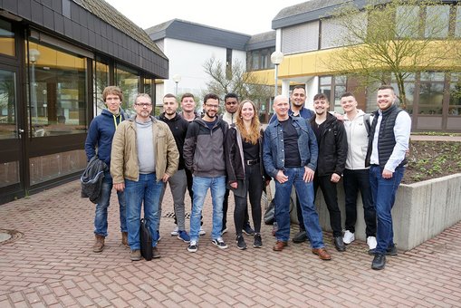 Die ersten zwölf Studierenden von der Heinrich-Metzendorf-Schule auf dem Campus Kurt-Schumacher-Ring in Wiesbaden. 