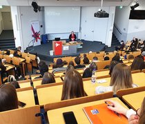Hochschulpräsidentin Prof. Dr. Eva Waller begrüßt die Erstsemesterstudierenden in Wiesbaden