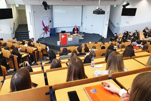 Hochschulpräsidentin Prof. Dr. Eva Waller begrüßt die Erstsemesterstudierenden in Wiesbaden